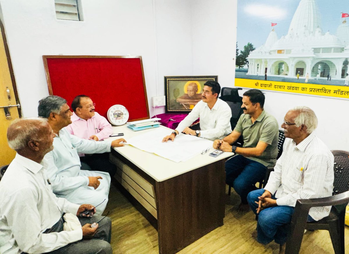 DM_Khandwa's tweet image. ➡️ कलेक्टर श्री ऋषव गुप्ता ने श्री दादाजी मंदिर निर्माण समिति कार्यालय का जायजा लिया 

Read More : facebook.com/share/p/171M8k…

@CMMadhyaPradesh 
@DrMohanYadav51 
@JansamparkMP 
@mpurbandeptt 
@minculturemp 
#khandwa