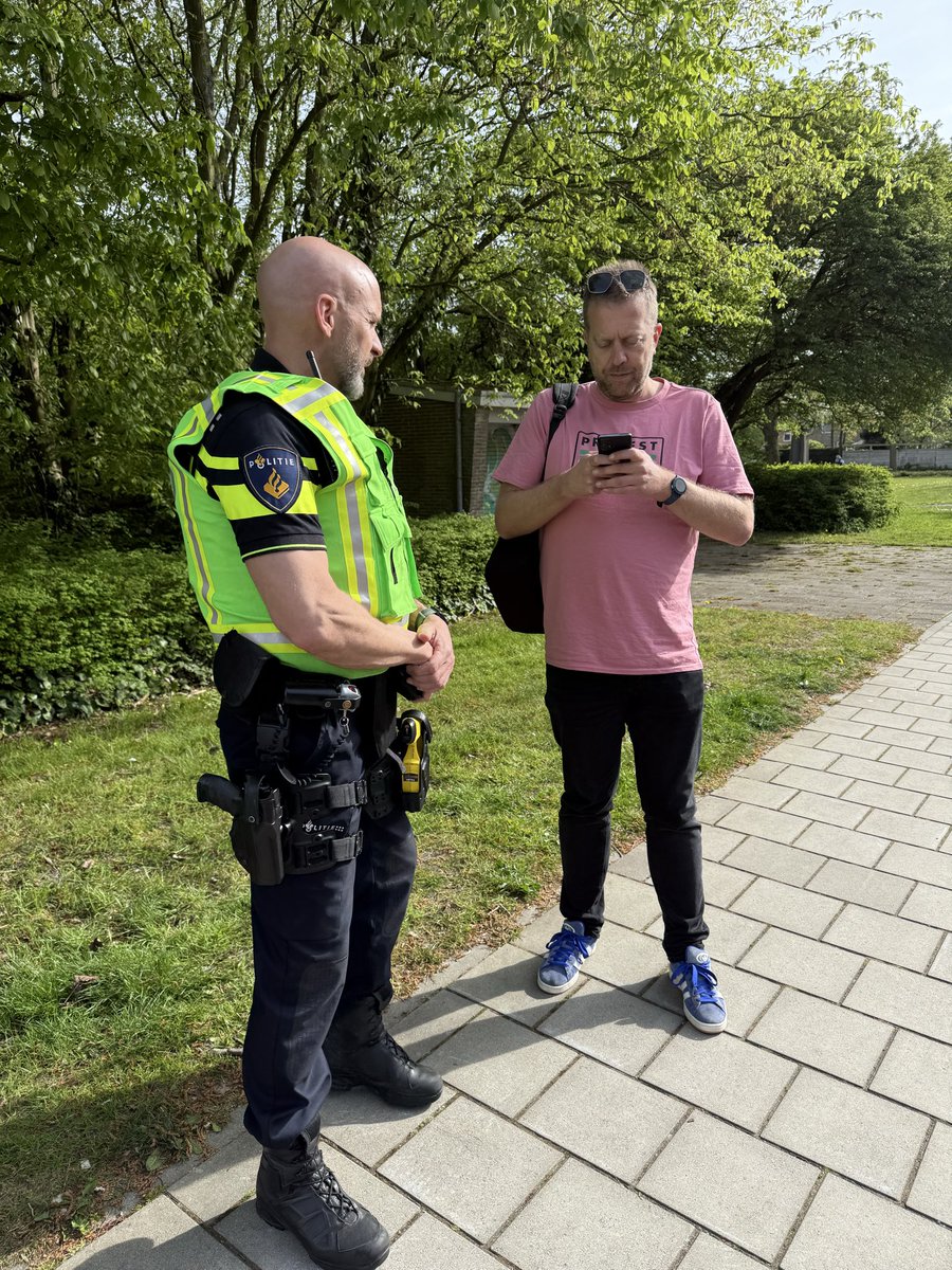 marijnvdgruiter's tweet image. De plaats delict is net opgeheven. Officier van dienst van de politie Lex Vroomen stond de pers te woord #Middelburg #schietincident