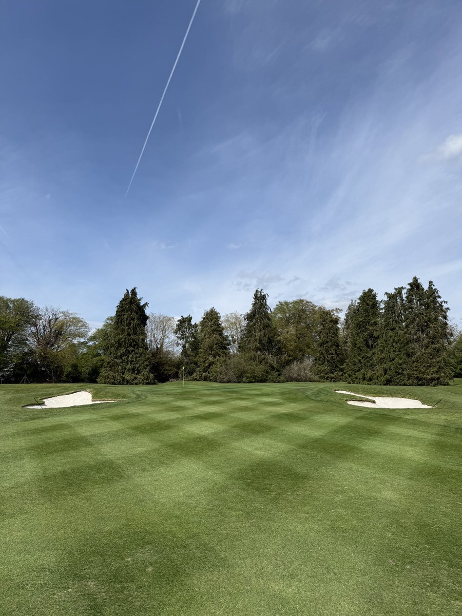 LGCGreenkeepers's tweet photo. The end of another dry week, and no rain in sight. Who would’ve thought back in winter that now we would be begging for rain. https://t.co/ME1b69fcPx