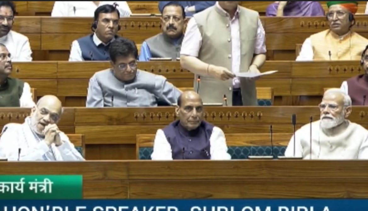 12 साल इंतज़ार किया है 
इन चेहरों पर ये बेबसी और मायूसी देखने के लिए,

इन लटके हुए चेहरों को देखकर 
नोटबंदी की परेशानी, लॉकडाउन का दर्द 
ऑक्सीजन सिलेंडर के ललिए तड़पते लोगों की बेबसी, भात, भात कहते मर गई मुनिया 
जलते मणिपुर 
उन सब दर्द को कुछ पल के लिए भूल गया हूं,