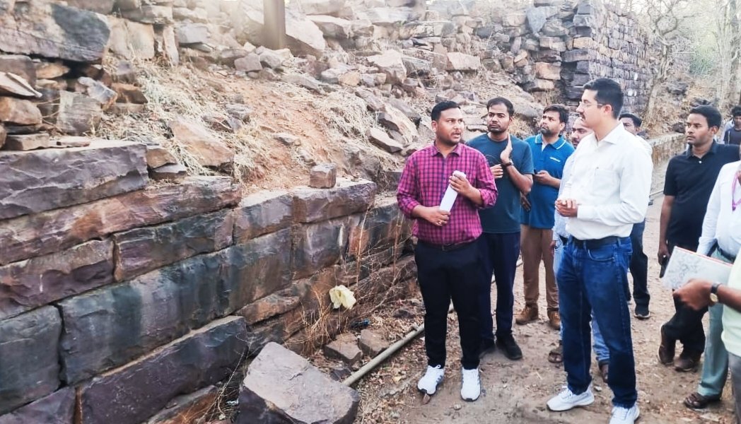 DM_Khandwa's tweet image. ➡️ कलेक्टर श्री ऋषव गुप्ता ने शुक्रवार सुबह ओंकार पर्वत की परिक्रमा कर वहां सिंहस्थ-2028 को ध्यान में रखते हुए किए जा रहे विकास कार्यों का जायजा लिया।

Read More : facebook.com/share/p/1Aycvv…

@CMMadhyaPradesh 
@DrMohanYadav51 
@JansamparkMP
@minculturemp 
#khandwa