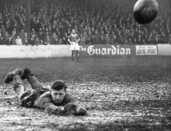 FootballStorie4's tweet image. 13 dicembre 1958
Leyton Orient vs Grimsby Town 0-1
Clarence Williams, il portiere del Grimsby Town, nel fango di Brisbane Road, a salvare il risultato per i suoi.

#GrimsbyTown #LeytonOrient