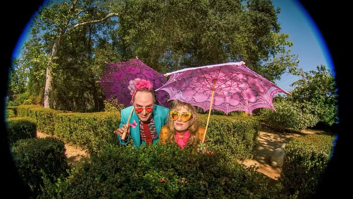 xkizato's tweet photo. this whole photoshoot is just fearne &amp; ashton “we saw you from across the bar and really dig your vibe” lmao i love it https://t.co/JunEiLByVE