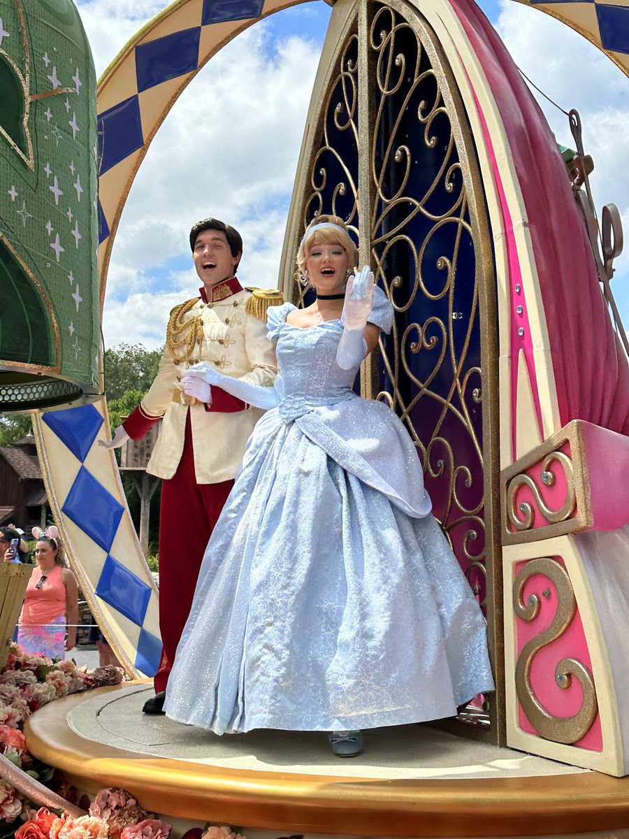 PixieDustWDW's tweet photo. Cinderella and Prince Charming during Disney's Festival of Fantasy Parade at Magic Kingdom in Walt Disney World

#disneyworld #waltdisneyworld #wdw #orlando #florida https://t.co/Oq64LjEMgf