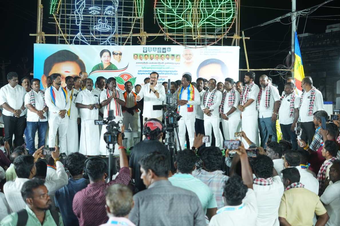 PBenjaminoffl's tweet photo. பெண்களுக்கு பாதுகாப்பாய்,
இளைஞர்களுக்கு வழிகாட்டியாய்,
பெரியோர்களுக்கு அரவணைப்பாய்,
குடிமக்களுக்கு அரணாய் நின்று,

மதுரவாயல் தொகுதியில் எனக்கு ஆதரவு அளித்து பிரச்சாரம் செய்த
திரு. அன்புமணி ராமதாஸ் அவர்களுக்கு மனமார்ந்த நன்றி

#aiadmk
#EPS4CM
#nda https://t.co/Y2lBP8zNF4