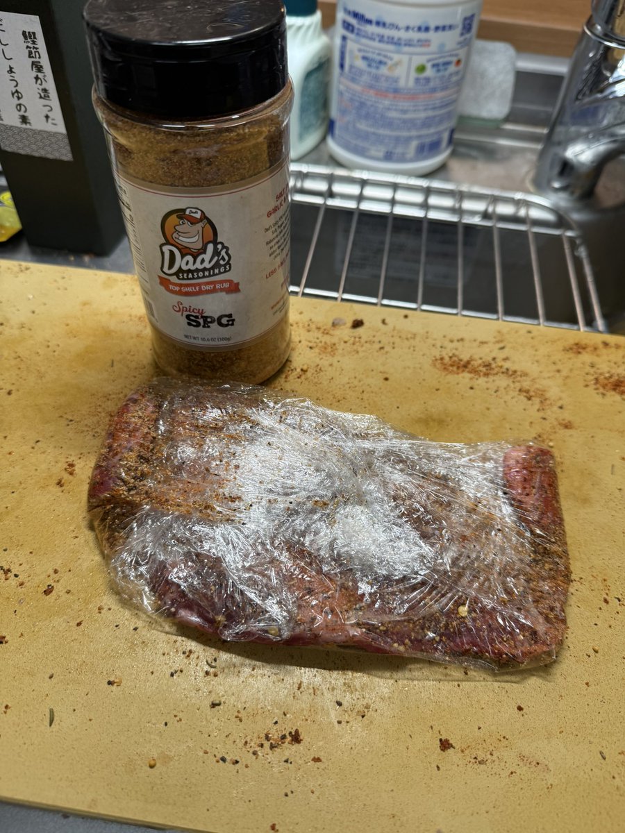 ren_marumegane's tweet image. ようやく@DadsSeasonings を使う時が来たぜ！！！
明日のBBQに備えてRUBをまぶして冷蔵庫にスペアリブを入れた。なお、明日は子供連れのご家族が多いためハバネロ入りは小さいリブアイロールだけに…😭

#BBQ