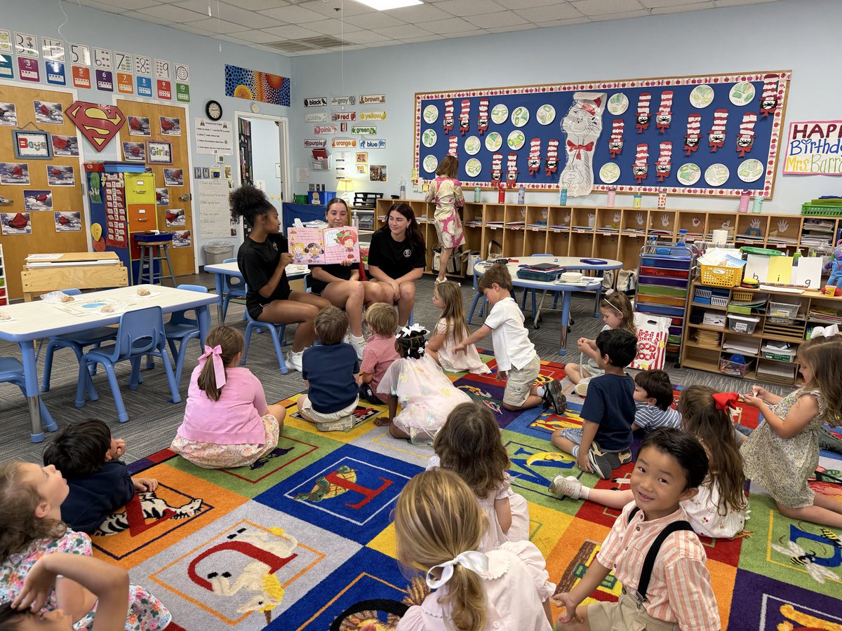 MercerWSoccer's tweet photo. Story time at Stratford 🧡🧸📚

#MUWS | #GOBEARS https://t.co/VobGbumrWo