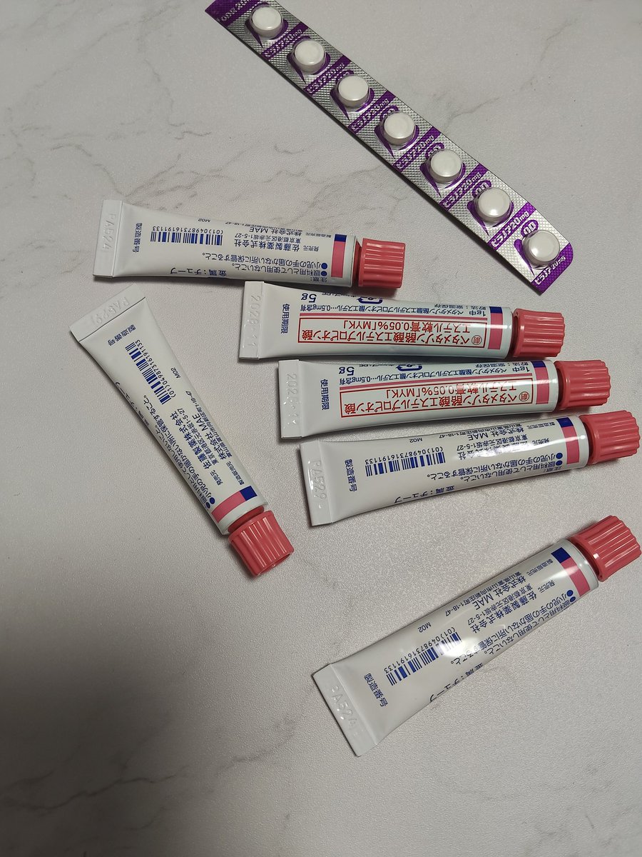 年明けから色んなところが不調😭
今度は、どんどん赤い斑点が増えていくから皮膚科へ。
バラ色粃糠疹って言われた🥲
塗る場所いっぱいで薬の本数多いっ😂