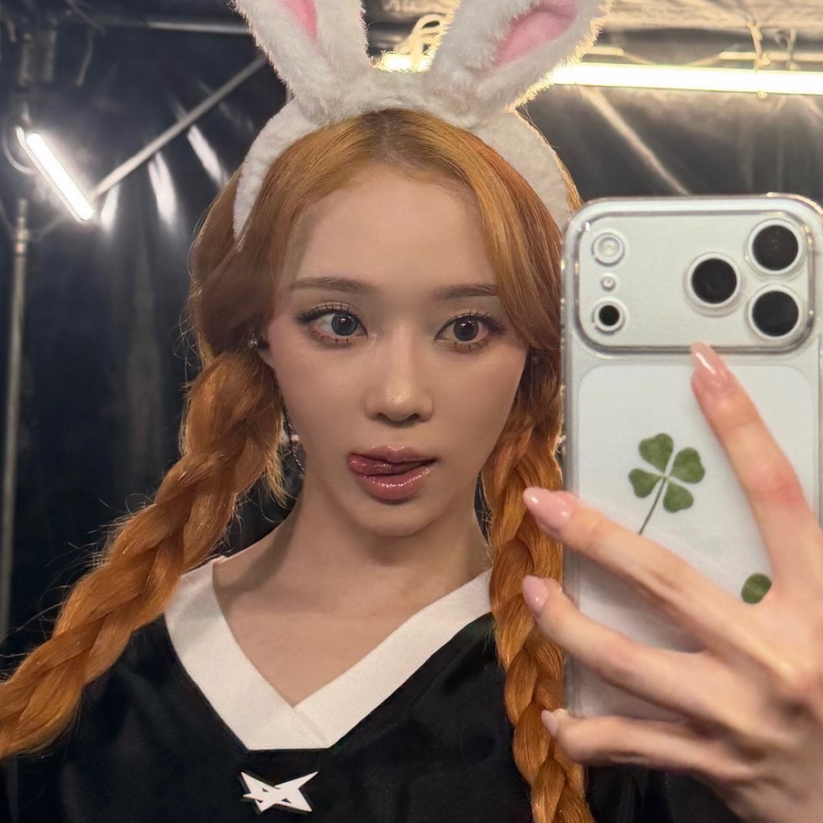 Winter changed her bubble profile photo and nickname to "Minjeongie"