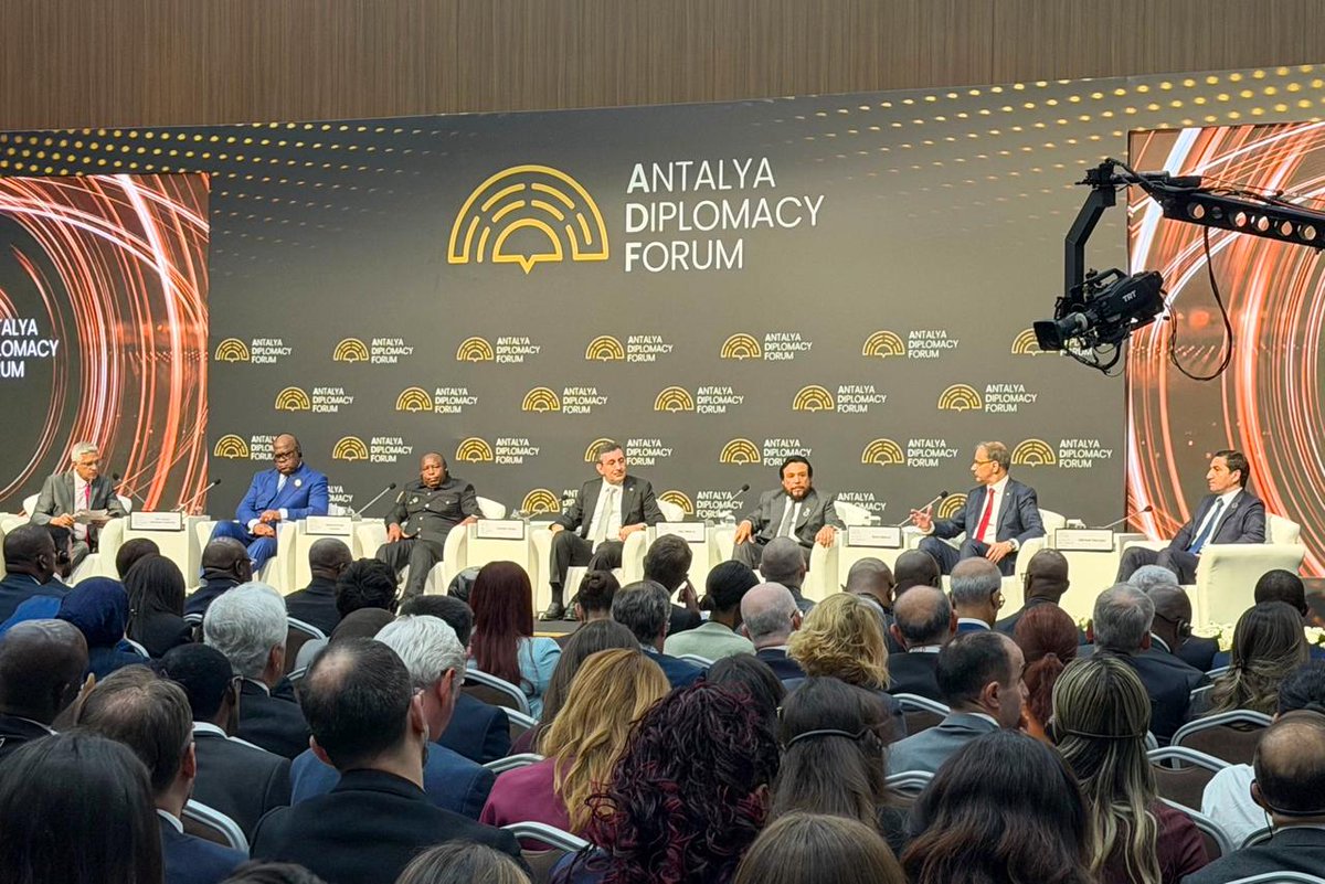 VCpresidenciaSV's tweet photo. El Vicepresidente de la República de El Salvador, Sr. Félix Ulloa hijo (@fulloa51), participó como panelista en el Antalya Diplomacy Forum (@AntalyaDF), desarrollado en Antalya, en la República de Türkiye 🇹🇷, en el panel de alto nivel titulado “El papel de la apropiación regional en un mundo en transformación”, un espacio que reunió a representantes de más de 150 países.

🇸🇻 Durante su intervención, el Vicepresidente Ulloa destacó que, ante un sistema internacional cada vez más fragmentado y con crecientes limitaciones en su capacidad de respuesta, la cooperación regional se posiciona como un mecanismo clave para abordar los desafíos actuales, tales como el cambio climático, la migración forzada, el crimen organizado y los conflictos internacionales. En ese sentido, reafirmó el compromiso de El Salvador con el multilateralismo, subrayando que ninguna nación puede prosperar de forma aislada. 

En ese sentido, resaltó la experiencia del Sistema de la Integración Centroamericana (SICA) como un modelo de articulación regional que, desde su creación en 1991, ha permitido a los países de la región avanzar en la construcción de mecanismos de cooperación política, económica y social, orientados a generar beneficios concretos para sus poblaciones; asimismo, el Vicemandatario, planteó la necesidad de reflexionar sobre la eficacia de los actuales esquemas de gobernanza global, señalando que, frente a un contexto internacional marcado por conflictos persistentes y crisis multidimensionales, resulta fundamental fortalecer las capacidades regionales como complemento a los mecanismos multilaterales tradicionales.

Finalmente, enfatizó que las amenazas actuales trascienden las fronteras nacionales, por lo que deben ser abordadas desde una perspectiva integral que priorice la paz, y el bienestar de las futuras generaciones, recordando que la humanidad enfrenta retos comunes que exigen soluciones compartidas. El panel abordó, además, la importancia de la apropiación regional como herramienta estratégica para fortalecer la cooperación entre Estados y el contribuir a un orden internacional más estable, resiliente y eficaz.

El #ADF2026, desarrollado bajo el lema: “Trazando el mañana, gestionando las incertidumbres”, reunió a representantes de todo los Continentes, incluyendo jefes de Estado y de Gobierno, ministros, así como delegados de aproximadamente 75 organismos internacionales, consolidándose como una de las principales plataformas globales para el diálogo multilateral en un contexto de creciente incertidumbre internacional.🤝