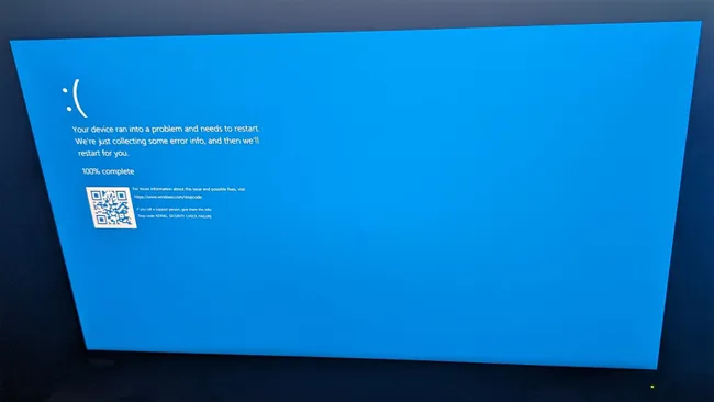 CycuraMX's tweet photo. 🛡️ Otra actualización, otro dolor de cabeza: Parche de Microsoft puso a controladores de dominio en reinicio continuo

La actualización de abril para Windows Server está provocando reinicios continuos en algunos controladores de dominio.

Esos controladores son los servidores que validan accesos, usuarios y permisos dentro de la empresa.

⚠️ ¿Qué pasó?

Microsoft confirmó que el parche KB5082063 puede hacer fallar LSASS, un proceso central de seguridad en Windows que valida identidades y sesiones. 

El problema afecta a ciertos servidores usados en Active Directory, el servicio que organiza usuarios, equipos y permisos dentro de la red. 

En los equipos impactados, la falla ocurre al arrancar y los mete en un ciclo de reinicio. 

El efecto es que se cae la autenticación y los servicios de directorio quedan fuera. 

Según el reporte, afecta entornos empresariales con PAM, una práctica para delegar privilegios administrativos de forma controlada. 

Microsoft todavía no publica una corrección general y está dando mitigaciones caso por caso.

💡 ¿Qué lecciones deja este caso?

Prueben primero cualquier actualización en un servidor de prueba o grupo reducido.

Identifiquen qué sistemas dependen de autenticación central y documenten impacto.

Aseguren respaldos y procedimiento de reversa antes de cada parche crítico.

Definan una ventana formal de validación para servidores de identidad y acceso.

Apliquen esta misma disciplina a otros parches urgentes: actualizar rápido sí, pero con control.