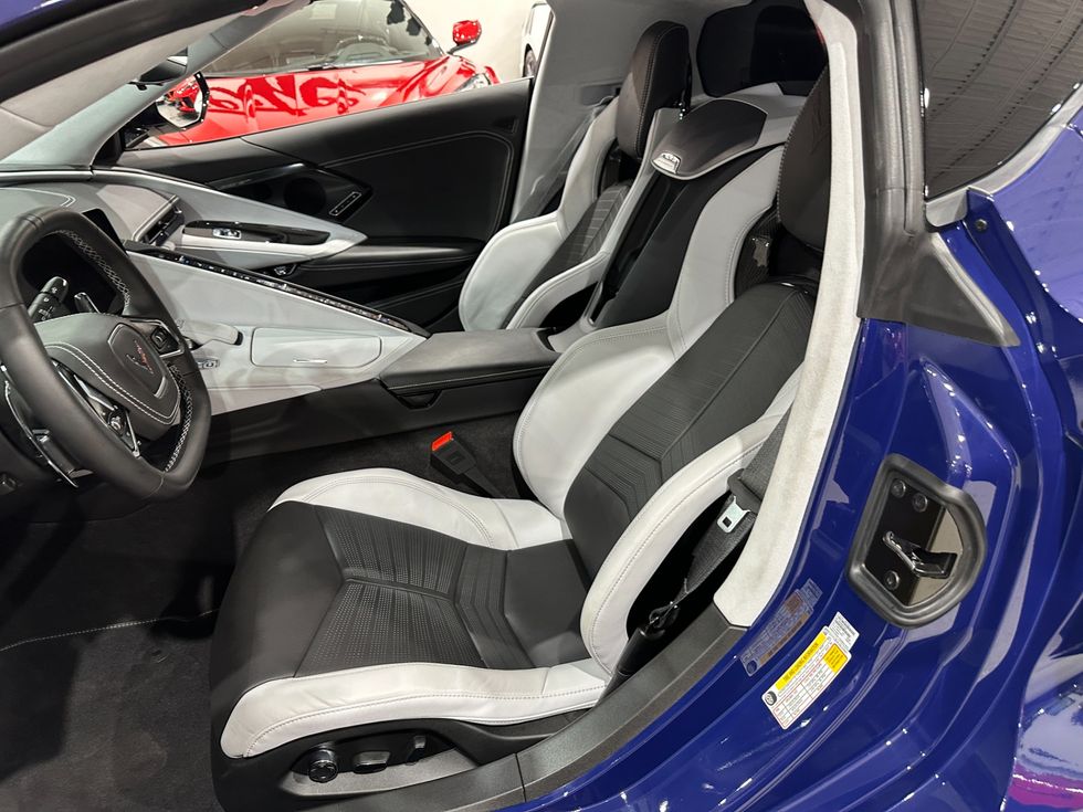 douglasjernest's tweet image. 🔥 2025 Hysteria Purple Corvette Stingray Coupe 🔥

Fully loaded 3LT with Z51 Performance Package, Magnetic Ride, Front Lift, Carbon Fiber interior trim, and premium upgrades throughout. Only 4K miles!

Bold color. Serious performance. Pure C8 presence. 🚗💨

#Corvette #Stingray