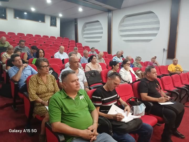 Se realiza intercambio con Directivos del Ministerio del Comercio Interior en el Gobierno Provincial de #PinardelRío, contamos con la presencia de la Miembro del PCC, Vicegobernadora, así como varias autoridades de la provincia y directivos del sector del Comercio 
#ComercioCuba