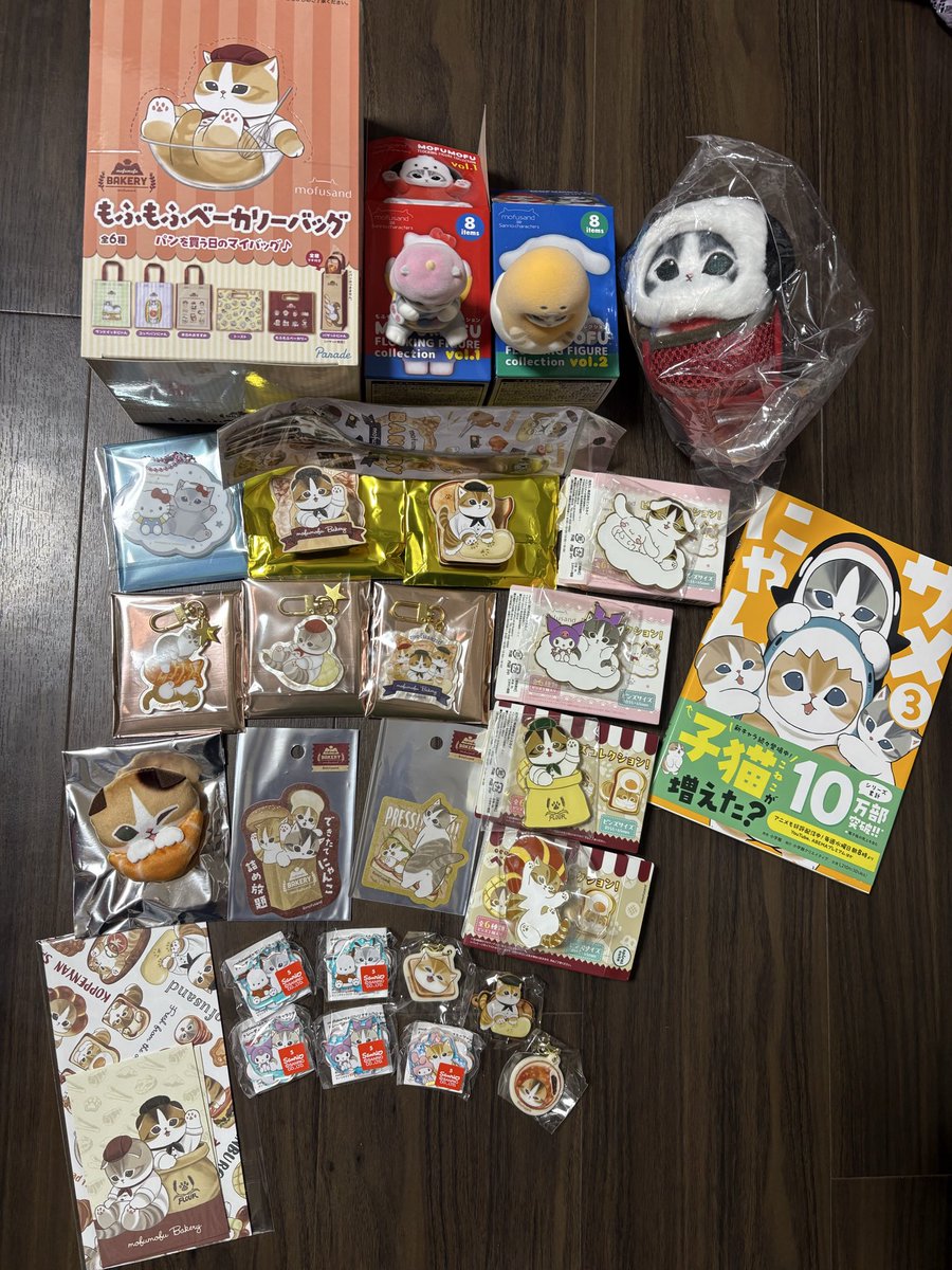 redog_l's tweet photo. 何もリサーチせず、サイン本だけ買いにいったつもりが...気付いたらショッパーにいっぱい詰めてました😅
入るのに1時間30分くらい並んだかな？
アニメも始まったからか過去に見ない混みだった気がする！
今年もサイン本ありがとうございます🙌
#mofusand
@mofu_sand https://t.co/ThMFgvomkI