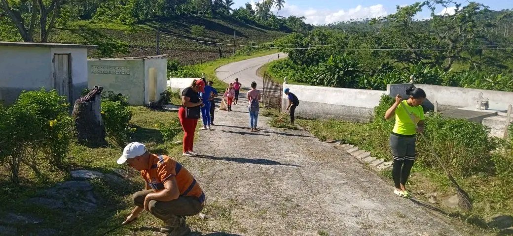 Liuber2's tweet photo. La Zona de Defensa de Comecará cumpliendo con la defensa municipal desarrollando una intensa jornada de limpieza en el Cementerio del Consejo. 
#TercerFrente 
#SantiagodeCuba https://t.co/rnN8LiKEMr
