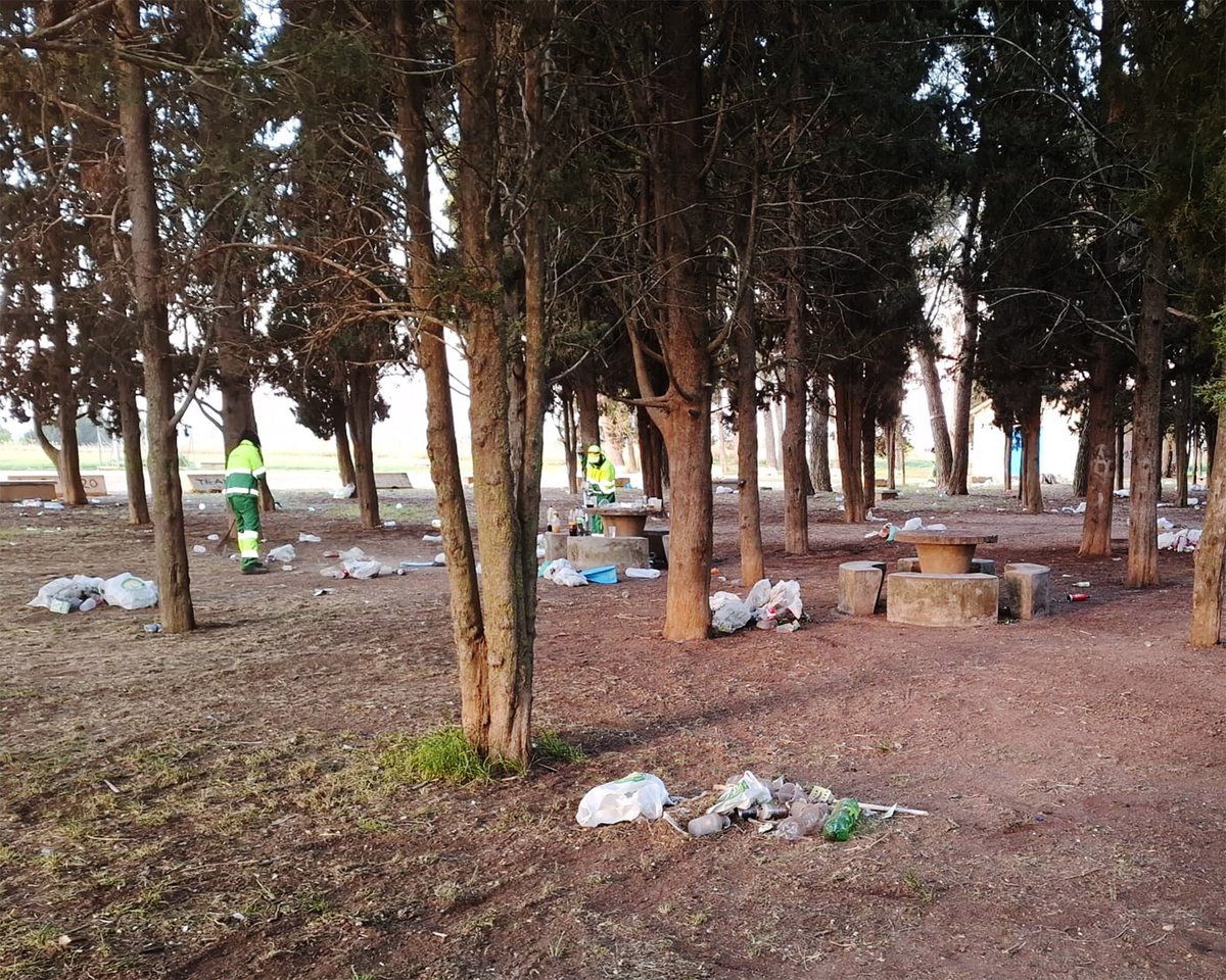 aytohuesca's tweet image. Tras la fiesta universitaria en Salas, las brigadas han retirado más de una tonelada de residuos♻️

Agradecemos el trabajo de nuestros operarios, que han recuperado el entorno con rapidez, y apelamos al civismo en estos eventos.

+info: tinyurl.com/2rju7cnr

#huesca