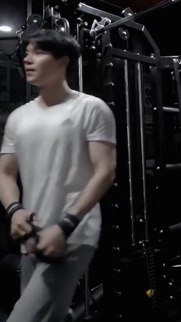 เทอเล่นกับลูก เค้าเล่นกับเหล็ก