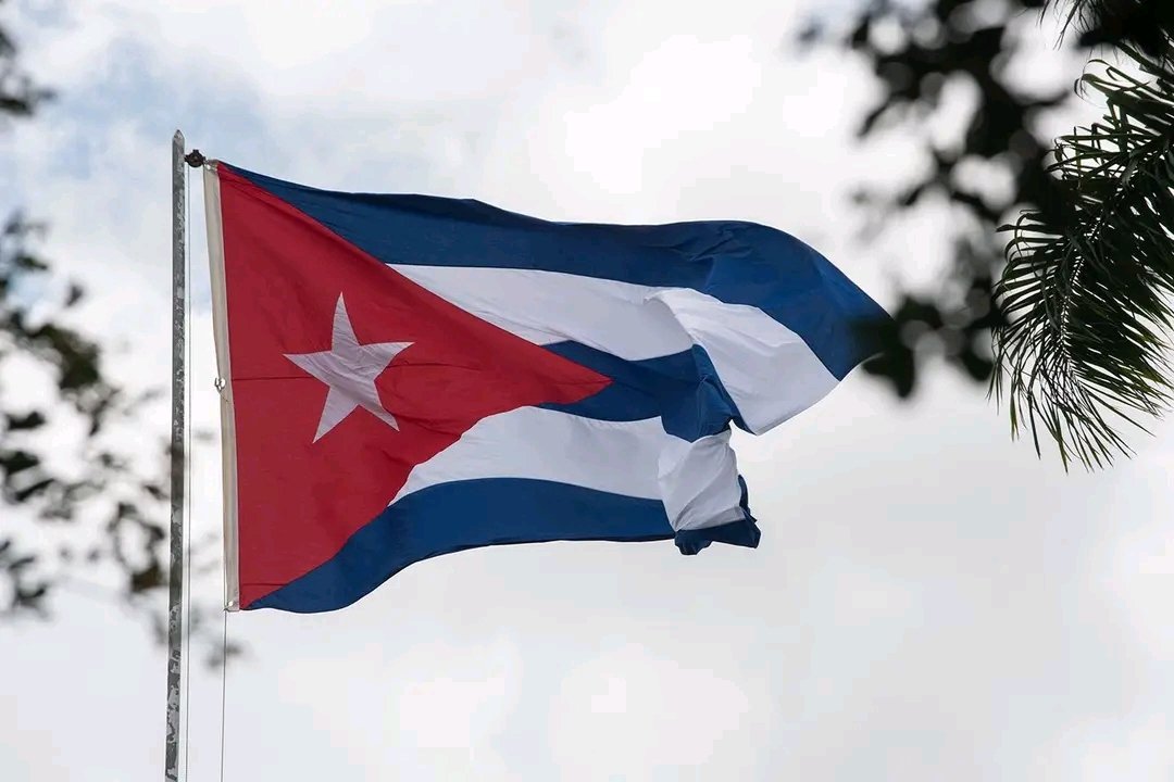 Con la fe de las almas austeras,
hoy sostengo con honda energía,
que no deben flotar dos banderas
donde basta con una: ¡la mía!
#TercerFrente 
#SantiagodeCuba