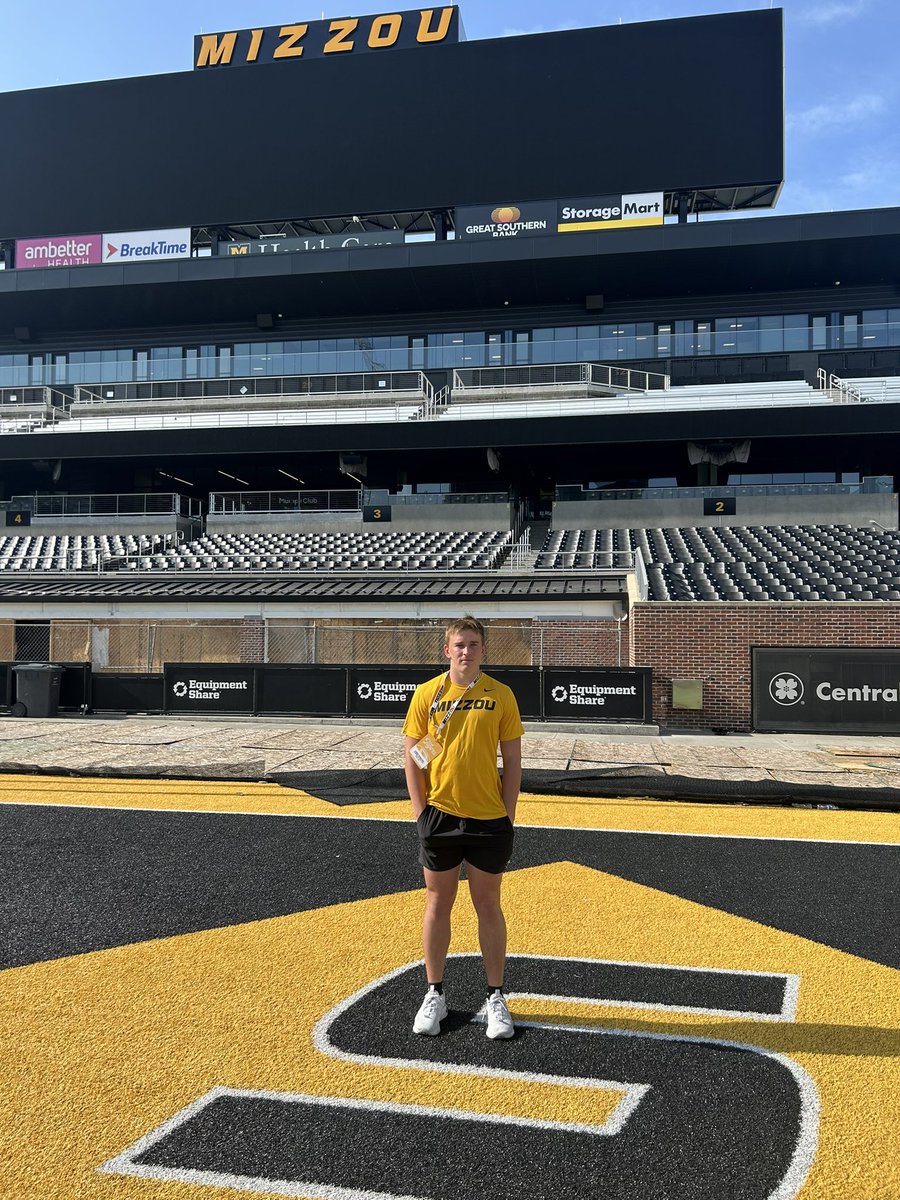 KadeHoskins's tweet photo. I had a great time at @MizzouFootball today! Thank you @MattFrench23 for inviting me and showing me around campus. I’m excited to be back for a game! 
@CoachDrinkwitz @CoachYoro @CoachLiamGray @CoachJRut @coreybatoon @HannibalFootbal @JPRockMO @sixstarfootball @6starfootballMO @PrepRedzoneMO @MidMoRecruiting @mwfbrecruiting @ChrisDuerr @jeremycrabtree