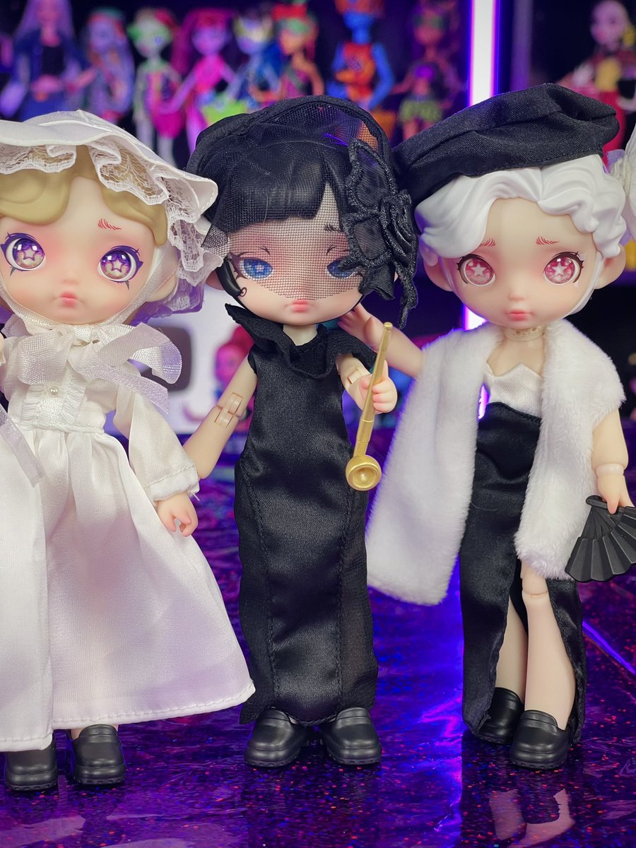 mad__dollz's tweet image. Haven’t loved a new doll this much in YEARS 🤍🖤 The new Laura Girls Black &amp;amp; White Spectrum Dolls are QUALITY! Huge thanks to @battattoys for gifting them to me! Who r u hunting for? My fav pull was Aurora Fantasy 🤍🤍🤍
•
•
•
#LauraGirl #DollCollector #Dolls #BlindBox #Doll