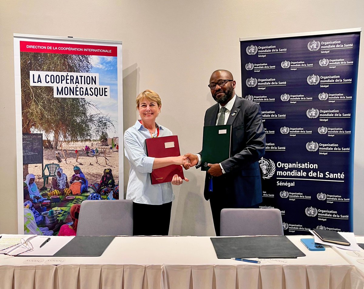 OMS_SENEGAL's tweet photo. 📍 𝐅𝐚𝐜𝐞 𝐚̀ 𝐥𝐚 𝐝𝐫𝐞́𝐩𝐚𝐧𝐨𝐜𝐲𝐭𝐨𝐬𝐞, 𝐮𝐧 𝐣𝐚𝐥𝐨𝐧 𝐝𝐞́𝐜𝐢𝐬𝐢𝐟 𝐩𝐨𝐮𝐫 𝐬𝐨𝐮𝐭𝐞𝐧𝐢𝐫 𝐥𝐚 𝐫𝐞́𝐩𝐨𝐧𝐬𝐞 𝐧𝐚𝐭𝐢𝐨𝐧𝐚𝐥𝐞
🤝 🇸🇳 @GvtMonaco et @OMS_SENEGAL 𝐫𝐞𝐧𝐟𝐨𝐫𝐜𝐞𝐧𝐭 𝐥𝐞𝐮𝐫 𝐞𝐧𝐠𝐚𝐠𝐞𝐦𝐞𝐧𝐭 aux côtés de @santegouv_sn.

▶️Un 𝐩𝐫𝐨𝐭𝐨𝐜𝐨𝐥𝐞 𝐝’𝐞𝐧𝐭𝐞𝐧𝐭𝐞 𝐬𝐢𝐠𝐧𝐞́ 𝐚̀ #𝐃𝐚𝐤𝐚𝐫 marque une 𝐞́𝐭𝐚𝐩𝐞 𝐜𝐥𝐞́ pour soutenir la 𝐩𝐫𝐞́𝐯𝐞𝐧𝐭𝐢𝐨𝐧, le 𝐝𝐞́𝐩𝐢𝐬𝐭𝐚𝐠𝐞 et la 𝐩𝐫𝐢𝐬𝐞 𝐞𝐧 𝐜𝐡𝐚𝐫𝐠𝐞 de la drépanocytose, dans le cadre d’un 𝐩𝐚𝐫𝐭𝐞𝐧𝐚𝐫𝐢𝐚𝐭 𝐩𝐥𝐮𝐫𝐢𝐚𝐧𝐧𝐮𝐞𝐥 (2026–2028).
👉 𝐎𝐛𝐣𝐞𝐜𝐭𝐢𝐟 : accompagner l’𝐞́𝐥𝐚𝐛𝐨𝐫𝐚𝐭𝐢𝐨𝐧 𝐞𝐭 𝐥’𝐚𝐝𝐨𝐩𝐭𝐢𝐨𝐧 𝐝’𝐮𝐧𝐞 𝐬𝐭𝐫𝐚𝐭𝐞́𝐠𝐢𝐞 𝐧𝐚𝐭𝐢𝐨𝐧𝐚𝐥𝐞 𝐢𝐧𝐭𝐞́𝐠𝐫𝐞́𝐞 et la mise en place d’un 𝐬𝐲𝐬𝐭𝐞̀𝐦𝐞 𝐝𝐞 𝐜𝐨𝐥𝐥𝐞𝐜𝐭𝐞 𝐞𝐭 𝐝’𝐚𝐧𝐚𝐥𝐲𝐬𝐞 𝐝𝐞𝐬 𝐝𝐨𝐧𝐧𝐞́𝐞𝐬 𝐞́𝐩𝐢𝐝𝐞́𝐦𝐢𝐨𝐥𝐨𝐠𝐢𝐪𝐮𝐞𝐬, pour structurer durablement la réponse à l’échelle du pays.
« 𝘿𝙚́𝙥𝙞𝙨𝙩𝙚𝙧 𝙩𝙤̂𝙩 𝙚𝙩 𝙨𝙩𝙧𝙪𝙘𝙩𝙪𝙧𝙚𝙧 𝙡𝙖 𝙥𝙧𝙞𝙨𝙚 𝙚𝙣 𝙘𝙝𝙖𝙧𝙜𝙚, 𝙘’𝙚𝙨𝙩 𝙘𝙝𝙖𝙣𝙜𝙚𝙧 𝙡𝙚 𝙥𝙧𝙤𝙣𝙤𝙨𝙩𝙞𝙘 𝙙𝙚 𝙡𝙖 𝙙𝙧𝙚́𝙥𝙖𝙣𝙤𝙘𝙮𝙩𝙤𝙨𝙚. 💬@DrMichelYao1 Représentant résident de @OMS_SENEGAL
🩺 𝐔𝐧 𝐞𝐧𝐠𝐚𝐠𝐞𝐦𝐞𝐧𝐭 𝐜𝐨𝐧𝐜𝐫𝐞𝐭 pour améliorer le 𝐝𝐞́𝐩𝐢𝐬𝐭𝐚𝐠𝐞 𝐩𝐫𝐞́𝐜𝐨𝐜𝐞, renforcer la 𝐩𝐫𝐢𝐬𝐞 𝐞𝐧 𝐜𝐡𝐚𝐫𝐠𝐞 et 𝐫𝐞́𝐝𝐮𝐢𝐫𝐞 𝐝𝐮𝐫𝐚𝐛𝐥𝐞𝐦𝐞𝐧𝐭 𝐥’𝐢𝐦𝐩𝐚𝐜𝐭 de la maladie.