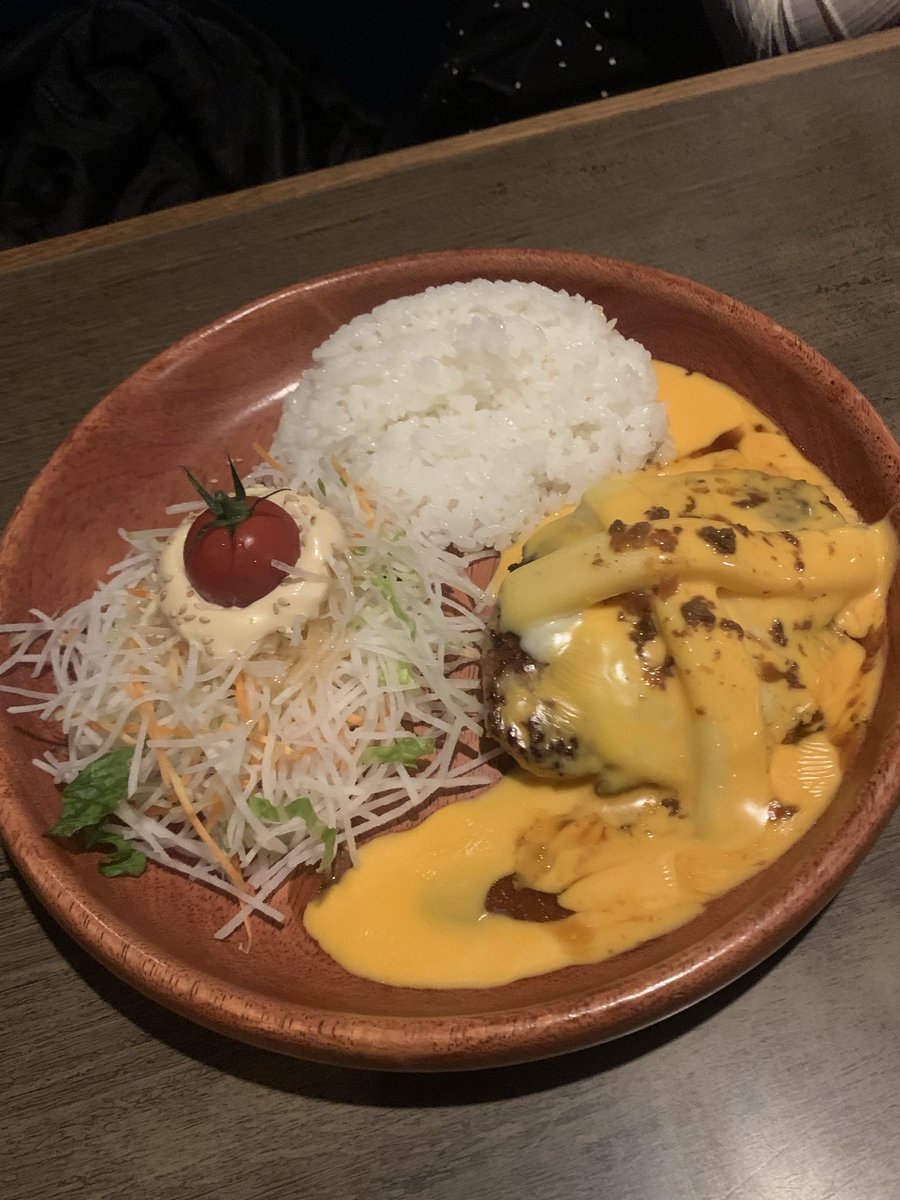 【びっくりドンキー】

ハンバーグレストラン
何年ぶりかな〜  
深夜でもお客さんいっぱいです😳

期間限定のメルティチーズバーグディッシュとエッグバーグディッシュをオーダー

このチーズかなりやばいです😅

久しぶりなんで凄く楽しかったです🙌☘️