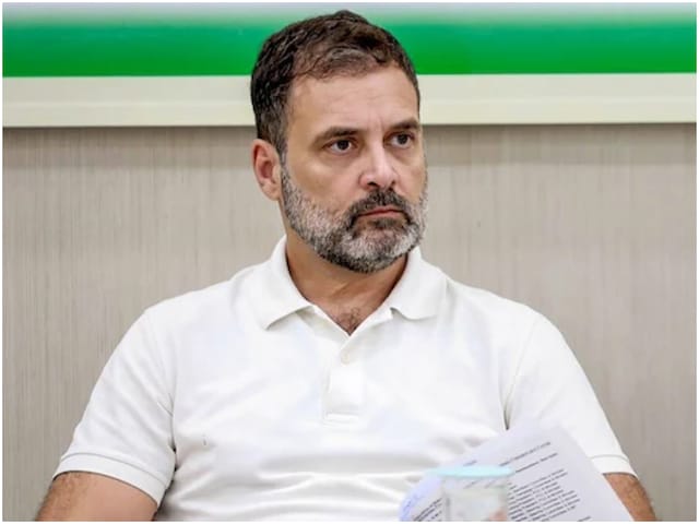 मोदी जी के इतिहास में पहली बार कोई बिल मोदी जी पास नहीं करवा पाए हैं।

क्या यह सच में महिलाओं के हक में था या सिर्फ एक सोची समझी रणनीति थी जो कि असफल रही। अगर सरकार सच में महिलाओं का हित चाहती है तो अभी जितने राज्यों में चुनाव है वहां 50% महिलाओं को टिकट देना चाहिए।

लोकसभा में