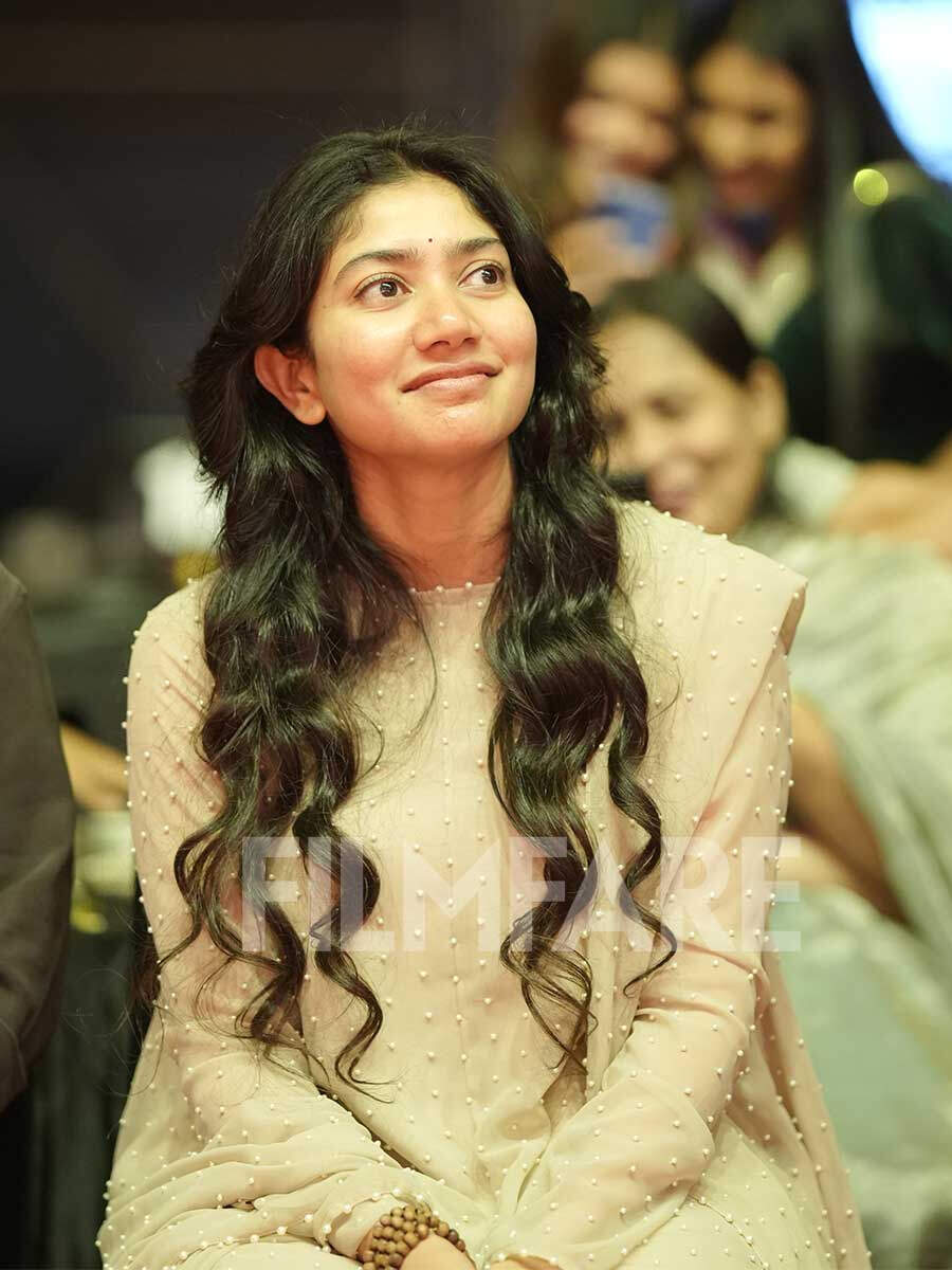Candid moments from 70th filmfare 💗
#SaiPallavi