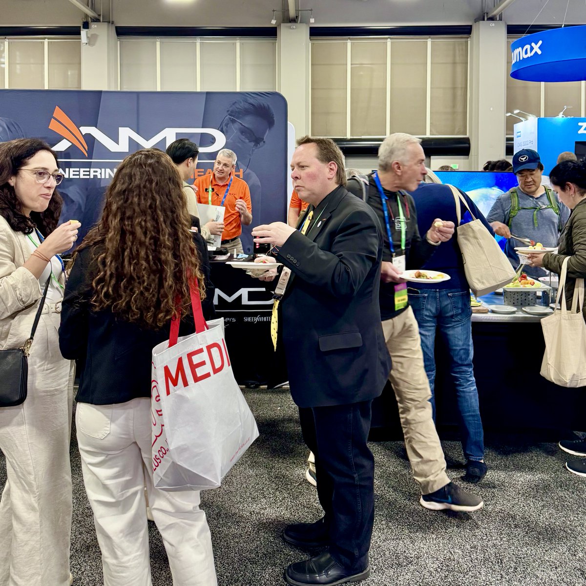 Had a great time with everyone at our #AAE2026 cocktail hour last night! 🍸🧀

Visit us at BOOTH 1809 today for your last opportunity to see live, interactive demonstrations of the revolutionary new LEAP root canal disinfection protocol. See you there!