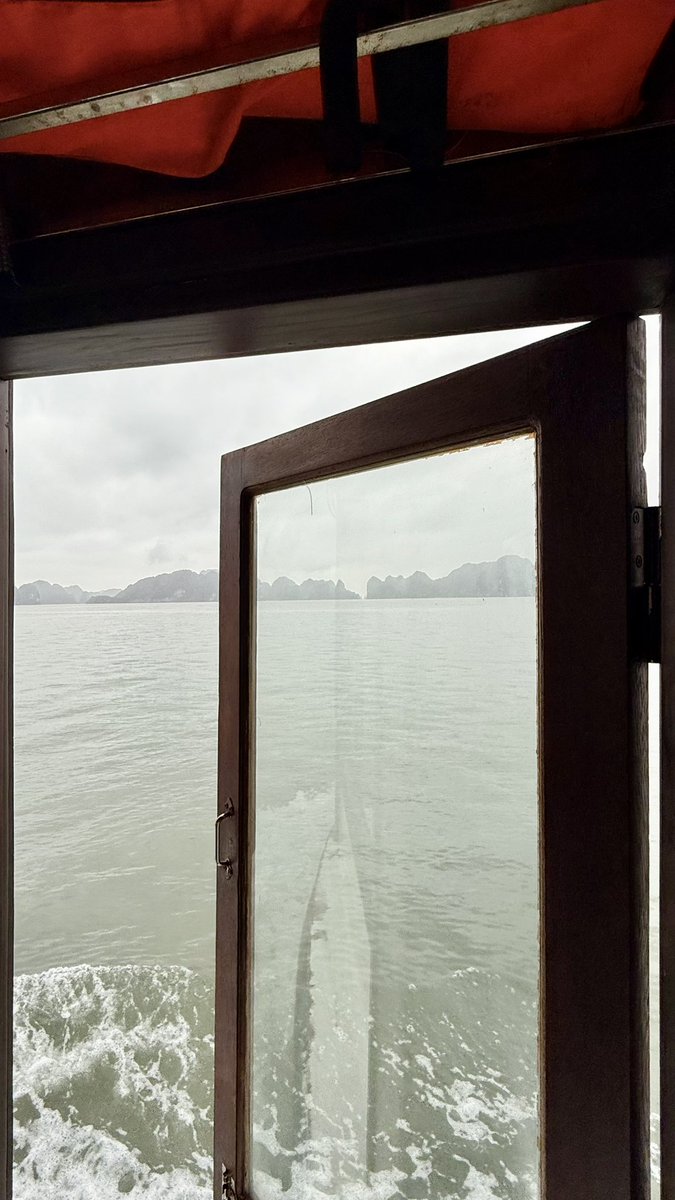 hafelg's tweet image. The missing #Vietnam files, day 24: Exactly one year ago today, we were cruising #HaLongBay. Limestone cliffs, calm water, and that hazy April light. Still thinking about this one 🛥️🌿

#Latergram #VietnamTravel #AprilMemories #SoutheastAsia