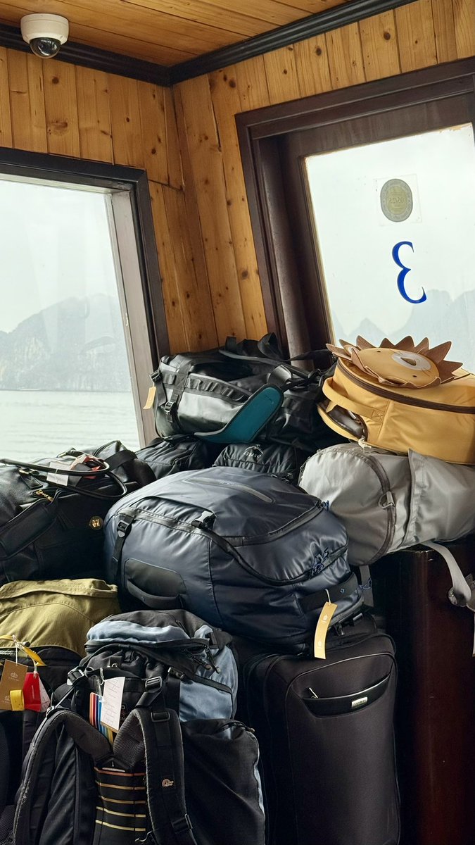 hafelg's tweet image. The missing #Vietnam files, day 24: Exactly one year ago today, we were cruising #HaLongBay. Limestone cliffs, calm water, and that hazy April light. Still thinking about this one 🛥️🌿

#Latergram #VietnamTravel #AprilMemories #SoutheastAsia