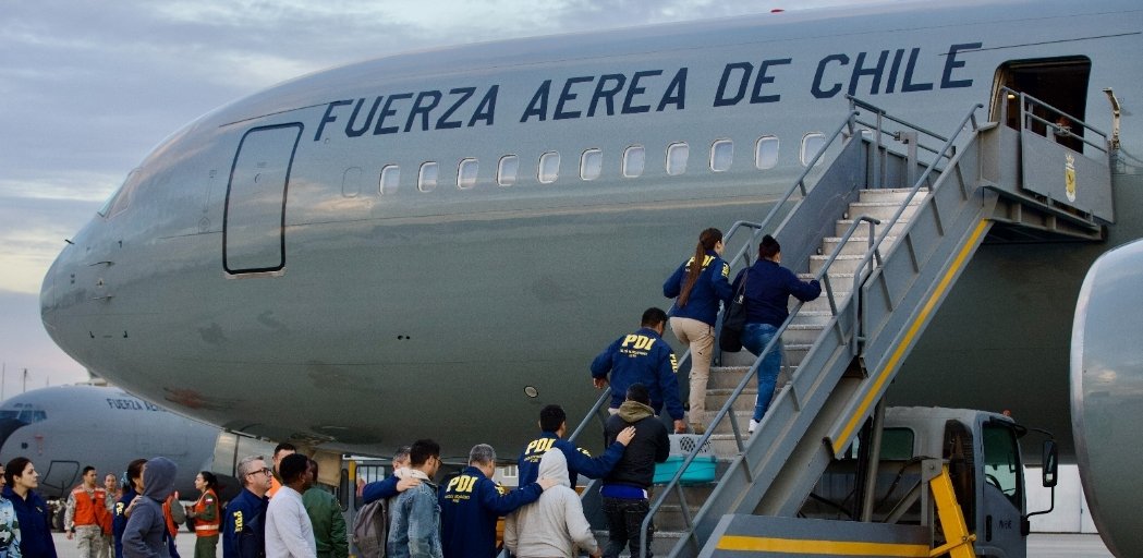 jorgesolimano's tweet image. #iquique #chile 
Internacional 
Uno de los 40 migrantes irregulares expulsados en el primer vuelo de la administración de José Antonio Kast fue detenido en Colombia, luego que la policía local detectara que mantenía una orden de captura vigente por el delito de homicidio.