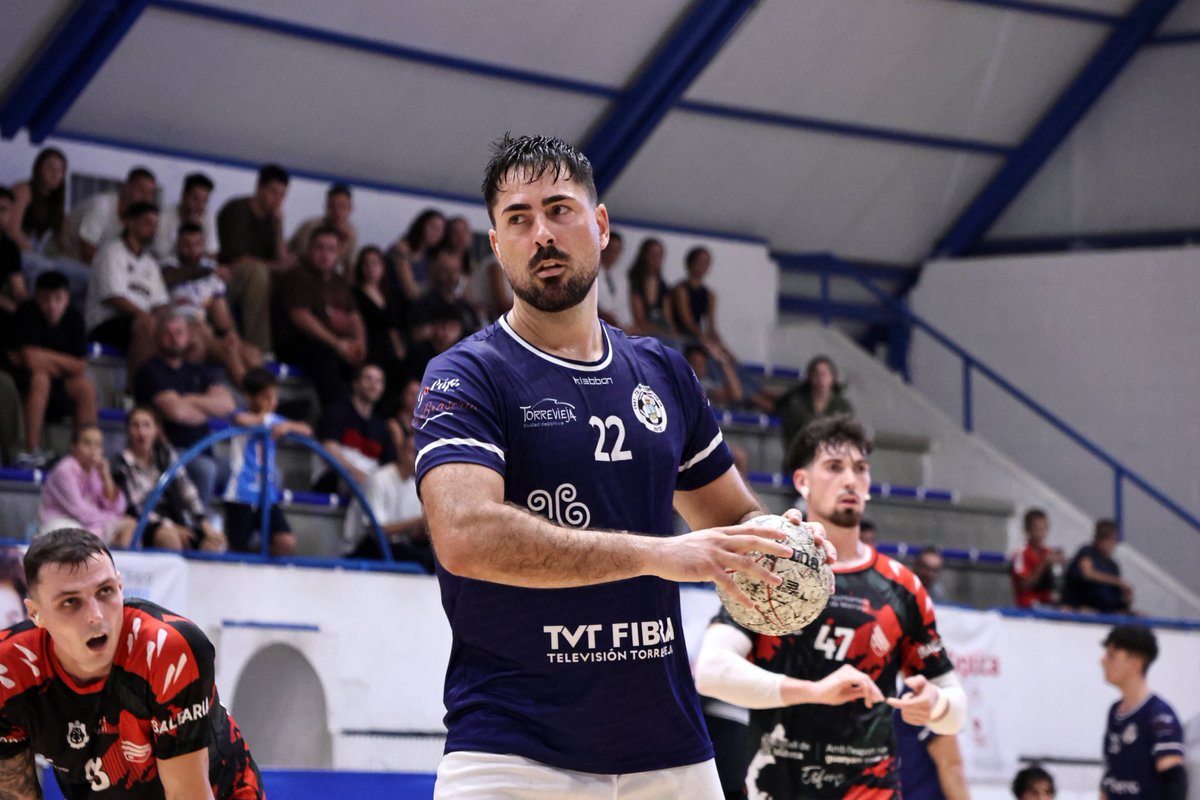 TorreviejaVista's tweet photo. https://t.co/okvchx44Vz
💙 Hoy, despedida histórica en el Mare Nostrum 
Rafa Ballester, Rubén Ruiz, Salva Esteve, Marco Box y Aarón Álvarez dicen adiós.
Un día para el recuerdo en el balonmano de Torrevieja.
#Torrevieja #Balonmano #VistaAlegre https://t.co/y2oMedooL2