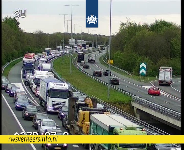 RWSverkeersinfo's tweet image. Met ruim 400 kilometer op het hoogtepunt zagen we de drukste vrijdagmiddagspits van het jaar. Er staat nu nog 250 km file. Drukste trajecten: 
#A27 Hilversum - Huizen, 60 min. ongeval
#A2 Culemborg- Zaltbommel, 50 min. vakantieverkeer
#A2 Kelpen-Oler - Sint Joost, 50 min. ongeval