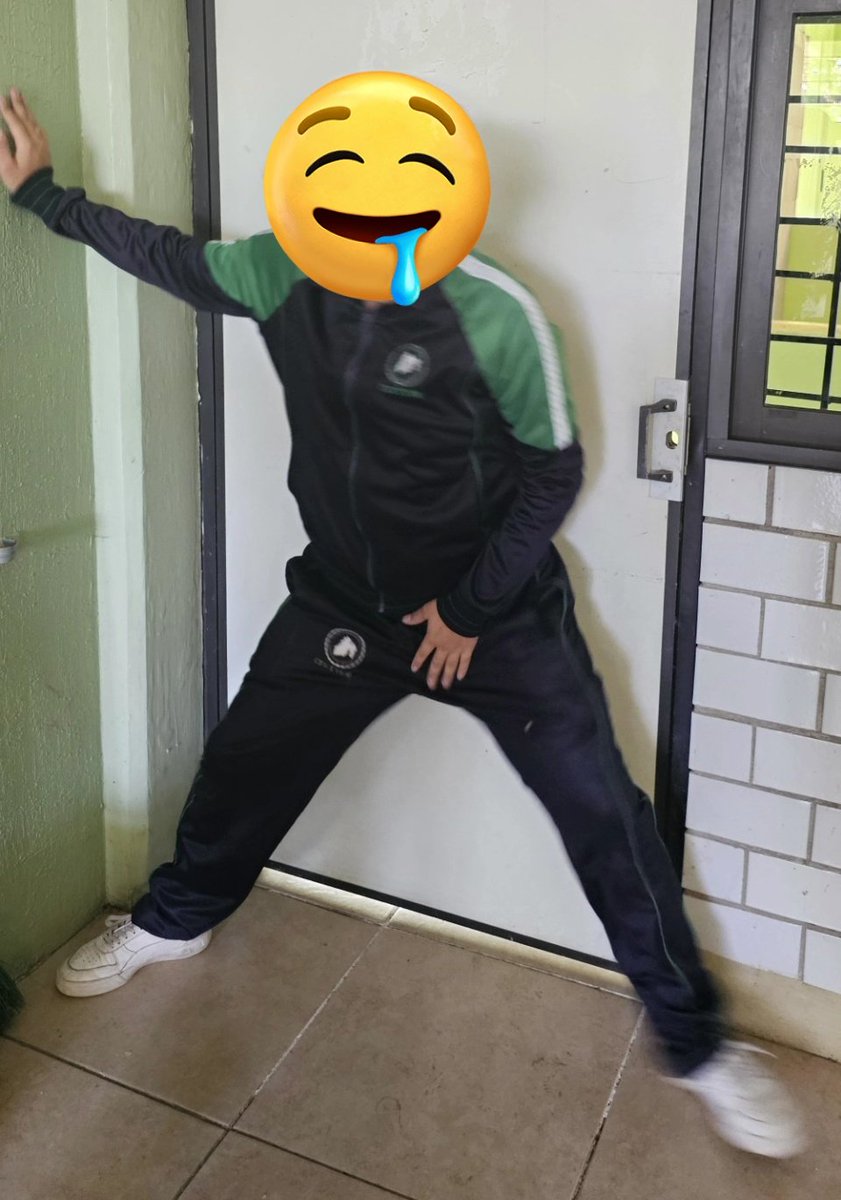 Jajaja el alumno no deja salir al profe porque quiere que se la chupe .... Santo dios y todo por subir la calificación