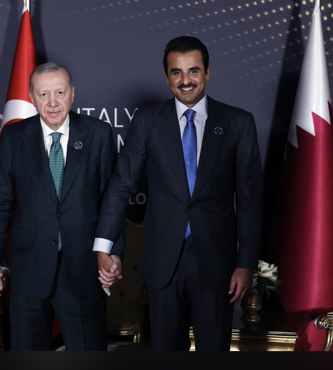 Cumhurbaşkanı Recep Tayyip Erdoğan ile Katar Emiri Şeyh Temim beklenen pozu verdi. Bu resim; Suriye’de, Libya’da, Azerbaycan’da, Sudan’da, Somali’de ve Gazze’de şimdiye kadar nasıl ki beraber hareket ettilerse bundan sonra da böyle olacağının net resmi. Allah Türkiye ile Katar’ın