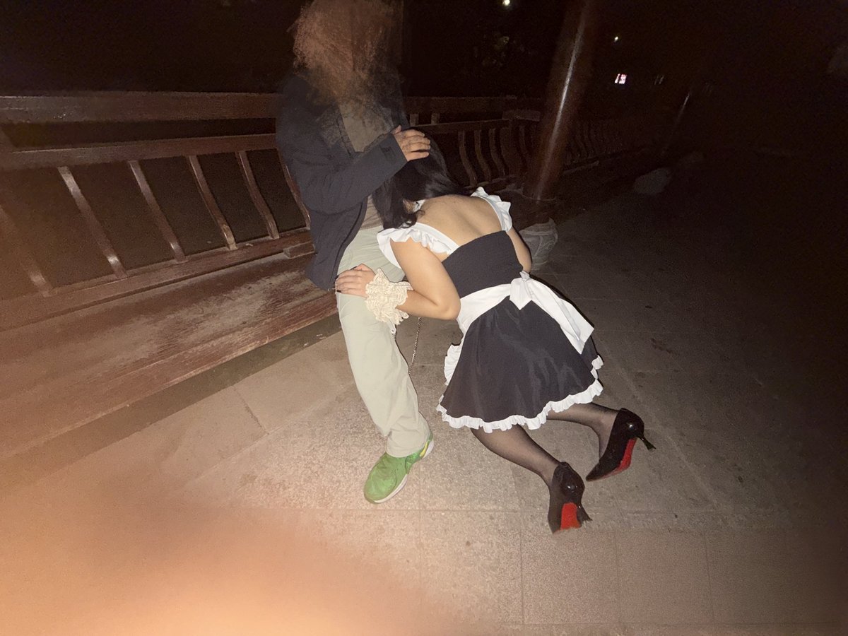 今晚现场和绿帽夫妻约好户外做爱，下贱骚母狗执行主人任务，随机在公园遛狗，在马路边翘起肥美骚臀大露，和我公交站牌下口交，口交的时候她的骚逼里湿淋淋的，淫汁四溅，浪叫颤抖彻底放荡，绿帽老公担当摄影师，在旁边打飞机，旁边马路上人来人往，路人路过也会瞟两眼，鸡巴硬爆欲火焚身，好不刺激。 https://t.co/esDzGs1SP8