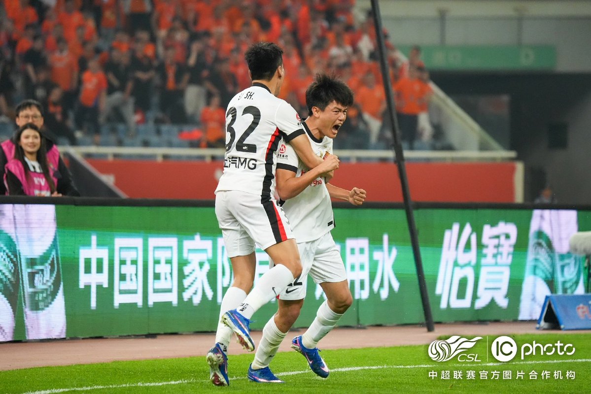 HotpotFootball's tweet image. In Shanghai Port 1-1 draw with Shandong Taishan in #CSL, Alex Yang Xi opened  scoring for Port. It's the 20 yo🇨🇳RB's first goal in his career. Born in Barcelona🇪🇸, ​​he grew up RCD Espanyol academy. He made his senior national team debut in China's 2-0 win over Curaçao in March.