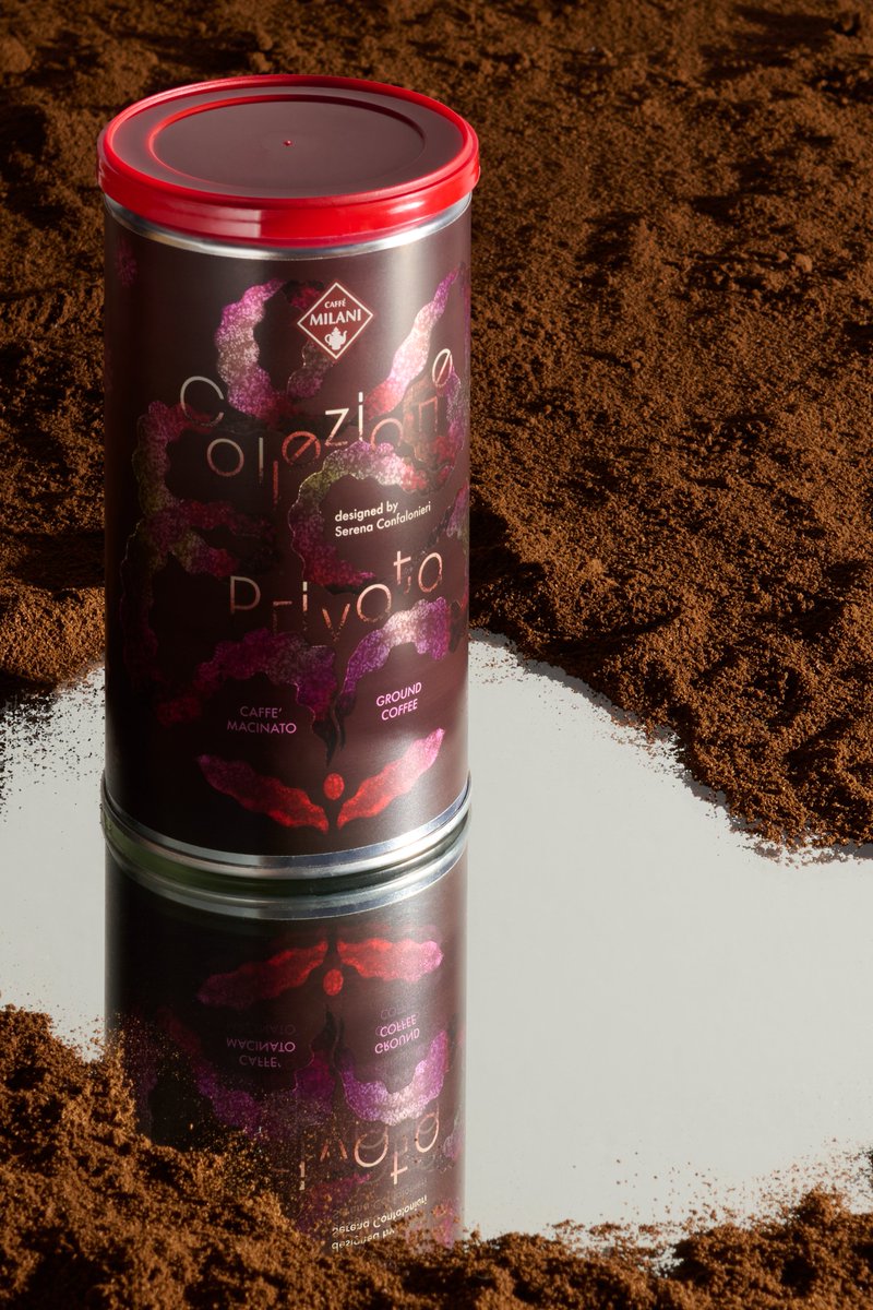 CaffeMilani's tweet photo. COLLEZIONE PRIVATA by Serena Confalonieri
A coffee with a balanced and enveloping profile, featuring notes of cocoa, dried fruit and a subtle hint of red berries.

🎁 A new, colourful pack, inspired by the aromatic profile of the coffee and perfect as a gift.

#caffemilani https://t.co/o6NviLVIKq