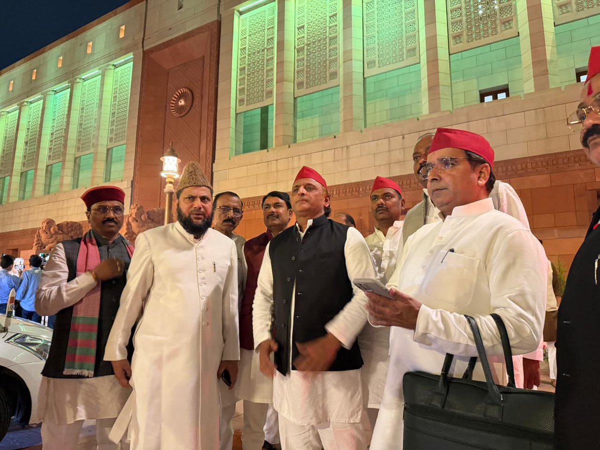 yadavakhilesh's tweet photo. जनता के बढ़ते विरोध और आक्रोश से ध्यान हटाने के लिए साज़िशन लाए गए ‘तथाकथित महिला आरक्षण बिल’ की हार भाजपा की हार है। ये भाजपा की बदनीयत की भी हार है।

भाजपा का हर प्रयास, हर बिल या तो कुछ लोगों को फ़ायदा पहुँचाने के लिए होता है या समाज को बाँटने का छल-छलावा होता है। इस बार भाजपा इस बिल के माध्यम से महिलाओं की एकता में दरार डालकर उनको ठगना चाहती थी लेकिन विपक्ष की एकता ने भाजपाई मंसूबों को धूल चटा दी। ये भाजपा के ख़िलाफ़ देश की सक्रिय हो चुकी जन चेतना की जीत है, जिसका प्रतिनिधित्व देश का विपक्ष कर रहा है। 

भाजपा ने सरकार में बने रहने का नैतिक आधार खो दिया है।

आज इंडिया की एकजुटता ने साबित कर दिया है कि ‘नैतिक रूप’ से भाजपा ने सरकार में बने रहने का आधार खो दिया है। संसद में जो सरकार हार जाती है, वो बाहर जाती है।

ये जनता की जीत है इसीलिए पूरे देश में सालों बाद हर्षोल्लास का वातावरण बना है क्योंकि जनता को विश्वास हो गया है कि ‘बुरे दिन जानेवाले हैं!’ 

#बुरे_दिन_जानेवाले_हैं!