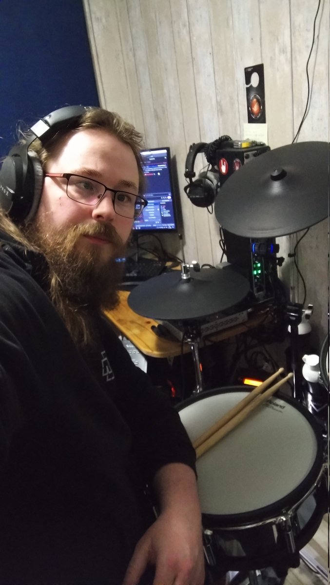 krisvlas's tweet image. Ik ben live op Twitch! all's je zin hebt Kom dan gezellig eens een kijkje nemen! Op: Twitch.tv/krisunshaven 👈🏻  en volg voor meer 

#twitch #twitchstream #twitchNL #KrisUnshaven #twitchgamer #twitchdrummer #twitchdrummers