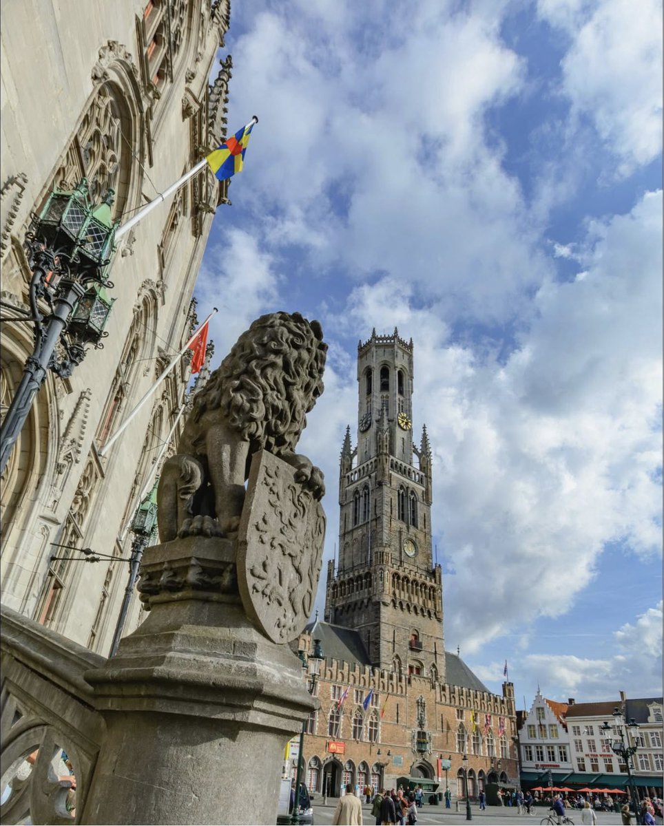 Westvlaamse2's tweet image. What a #sunny day time put on sunglasses to spend outside. Beautiful blue sky and white #clouds. Maybe then I'll get a refreshing boost too. #Bruges