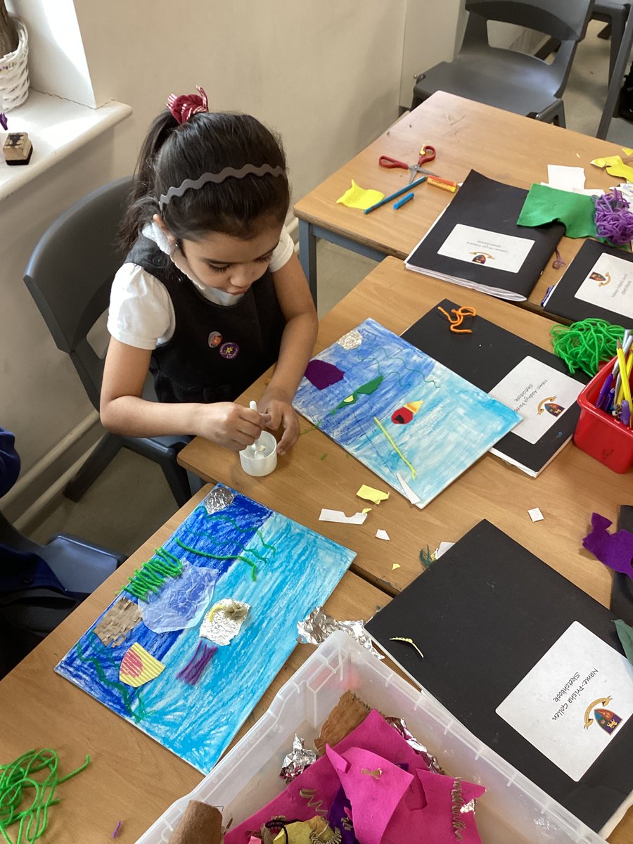 AFSPrimary's tweet image. What an exciting week for Year 1! They had so much fun learning about different animals with Jungle Jo 🐍 and they learned how to combine materials to create an under the sea art piece using mixed media👩‍🎨 #junglejo #avantiway #primaryart