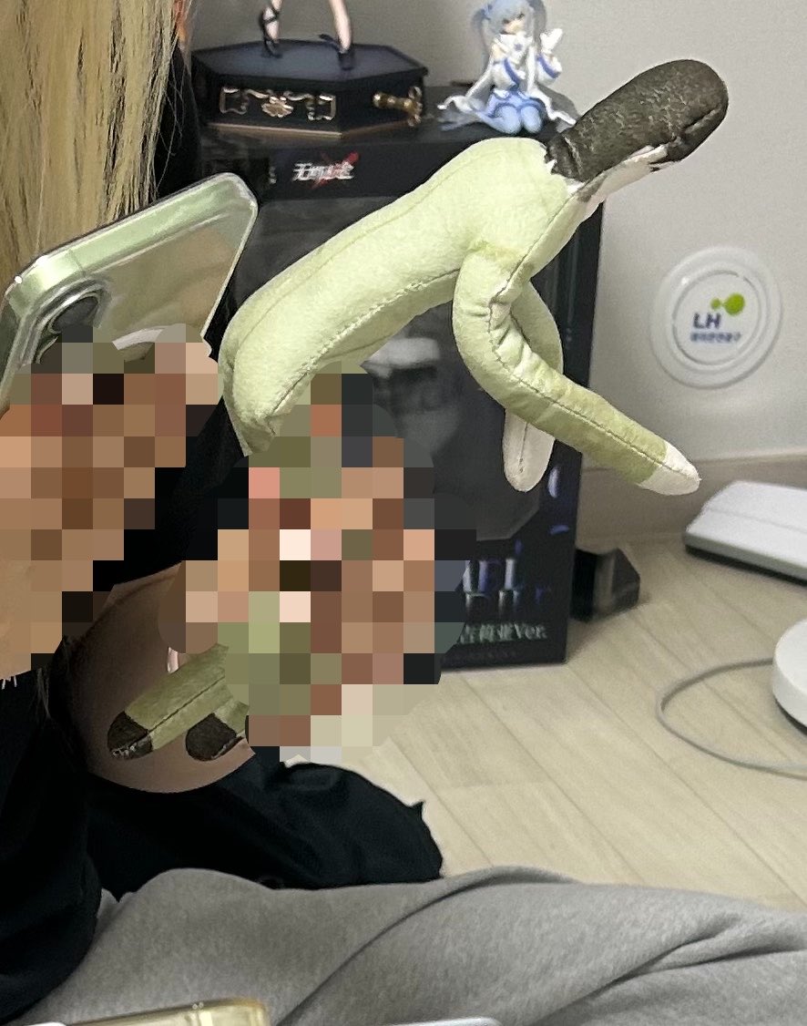 덕순이가 일본어 녹음과제를 연습하는데 죽덩이...인형을 학대하면서 함...왜지?