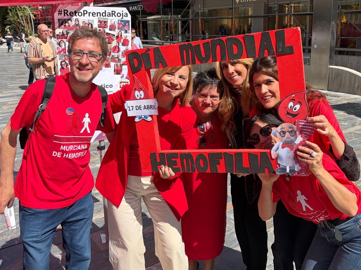 Acompaño a mis queridos amigos de <a href="/hemofiliamur/">Hemofilia Murcia</a> en el #DíaMundialHemofilia junto a <a href="/pititorres/">Pilar Torres</a> y <a href="/miriamperezalba/">Miriam Pérez</a> 
El lema de este año: "El diagnóstico: primera etapa de la atención"
Y como siempre vestida de rojo, uniéndome al #RetoPrendaRoja y poniendo mi huella roja
<a href="/fedhemo/">FEDHEMO - Hemofilia</a>