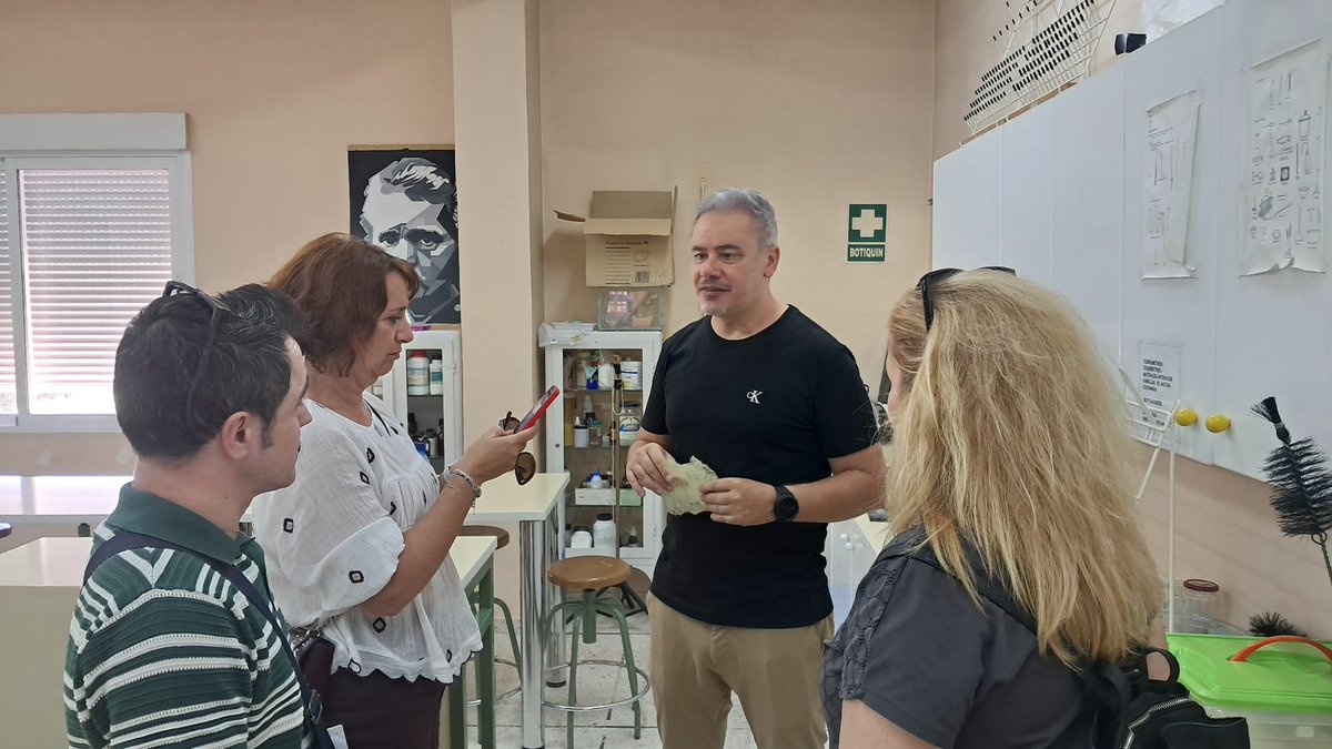 SanjeMARES's tweet photo. El IES Sanje recibe al profesorado del IES Antonio de Nebrija de Móstoles para compartir experiencias docentes y buenas prácticas educativas. Seguimos aprendiendo juntos y avanzando en innovación educativa 🚀🏫
Gracias @CPRRegionMurcia por organizar Comunidades de Innovación. https://t.co/Cd2bwnXoXV
