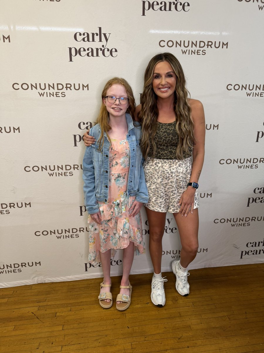 taffygirl04's tweet photo. I’m such a hot &amp; emotional mess mom right now. It’s been 5 months since my youngest daughter Madison had major spine surgery. She had severe scoliosis &amp; her curve was 95%. Seeing her standing tall next to her favorite &amp; how Carly looks at her 😭 🫶🏻🤍. We love you @carlypearce https://t.co/jI3ulP0D96