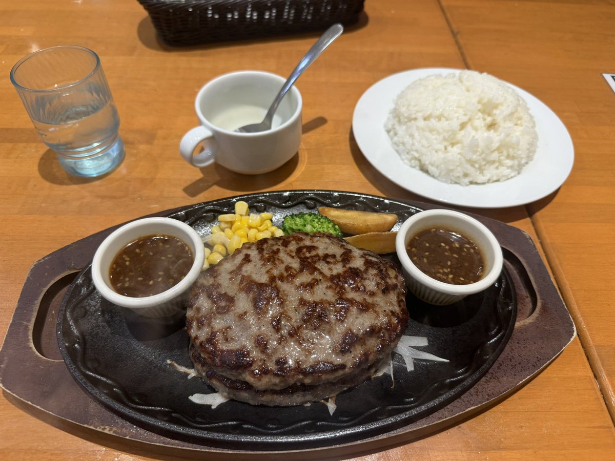 いわたき
ダブルハンバーグ+大盛りライス、コーンスープ
 #ハンバーグ