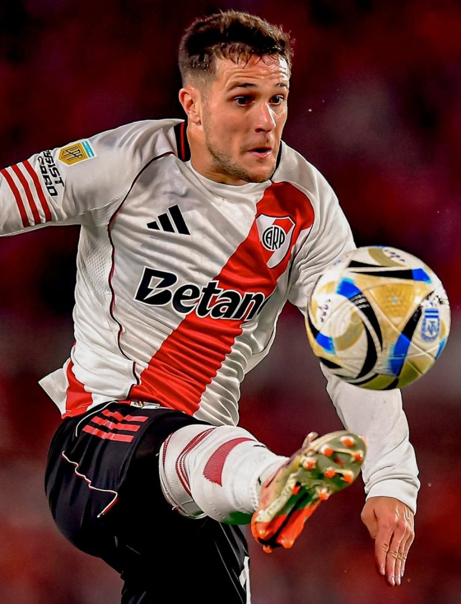 Sebasrur's tweet image. Está la variante de Bustos de volante por derecha. 
Lo conté en @splendidam990 
#River