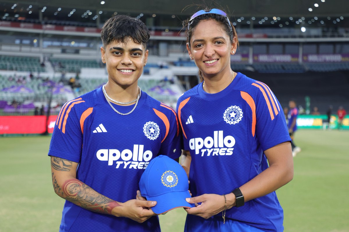 BCCIWomen's tweet image. That debut feeling 🇮🇳👏

Congratulations to Kashvee Gautam who received her T20I debut cap from Captain Harmanpreet Kaur 👌

Updates ▶️ bit.ly/SAWvINDW-1stT2…

#TeamIndia | #SAvIND | @ImHarmanpreet
